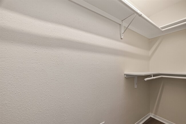 Building Photo - 5056 Glenmont Dr