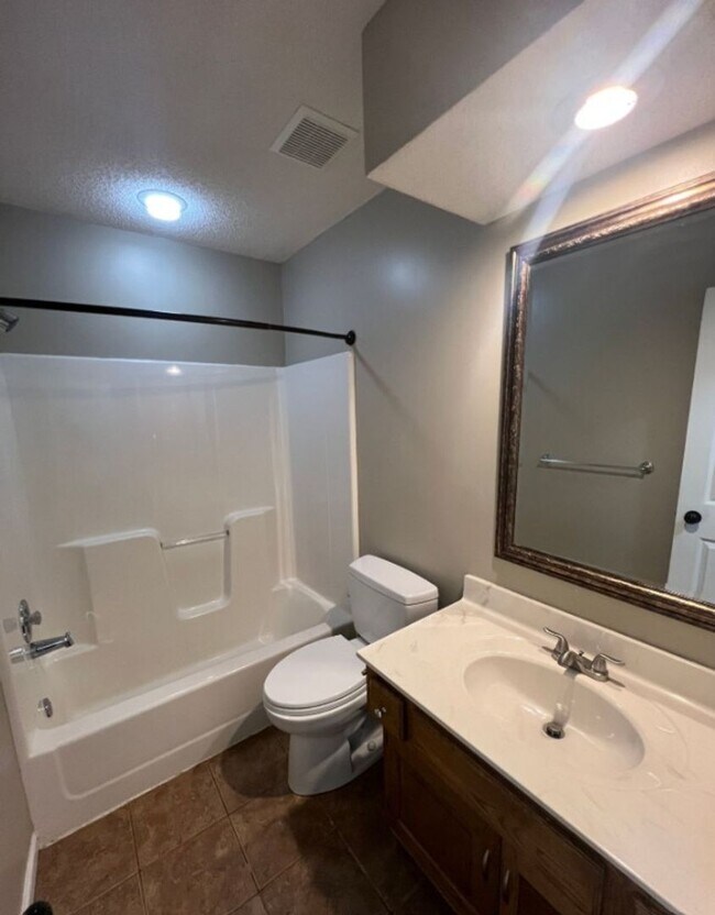 Building Photo - 925 NE Carousel Ln