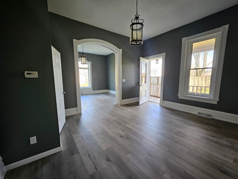 Building Photo - 111 Lincoln Ave