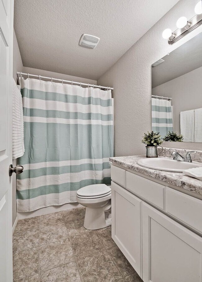 Building Photo - Beautiful + Well-Maintained Home in Benton...