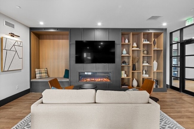 Building Photo - 635 Main St