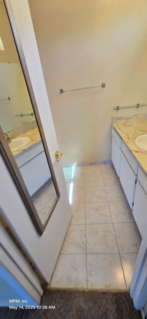 Building Photo - 4 Bedroom 2 bath home with 2 car garage, y...