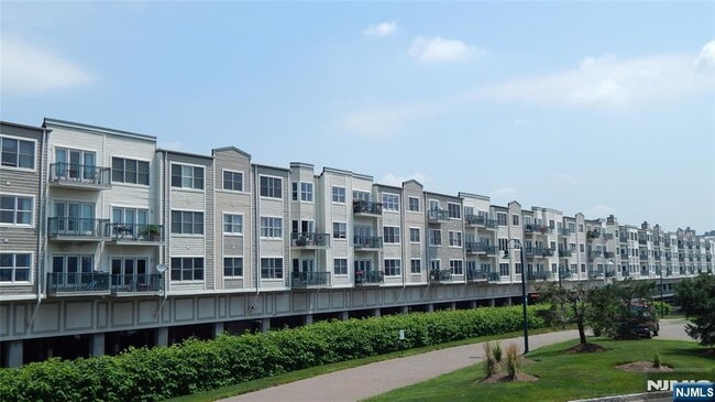 Building Photo - 343 The Promenade