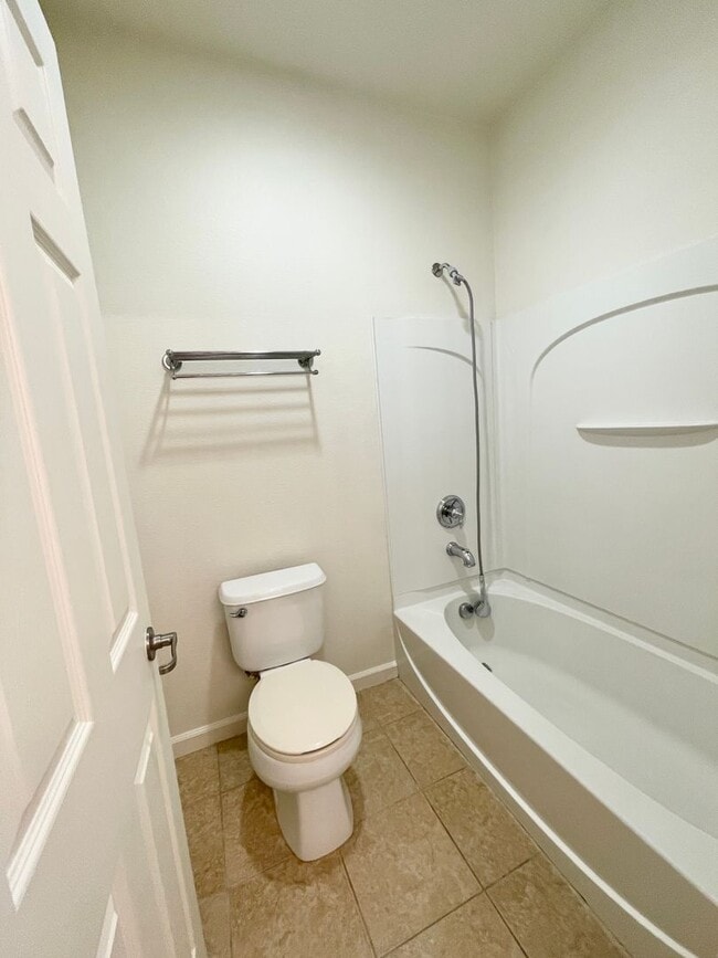 Building Photo - Great 3 bedroom 3 bath home