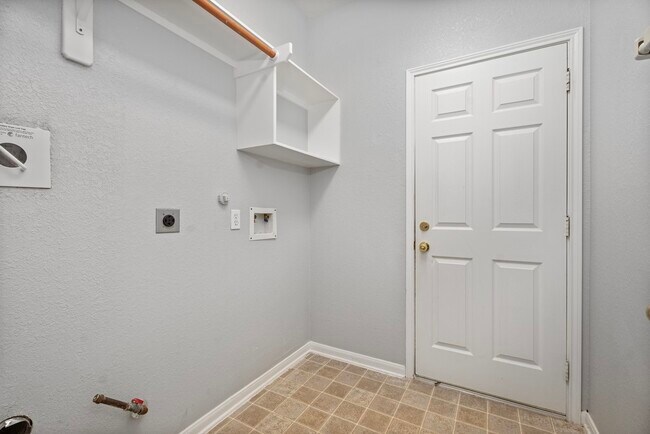Building Photo - 421 Livingstone Ln