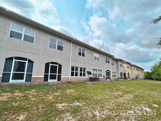 Building Photo - LARGE LUXURY TOWNHOME AT AFFORDABLE PRICE