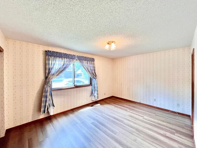 Building Photo - Spacious 4 bed/ 3 bath Two Story Home with Finished Basement - Lawn and Garden Care Included, New...