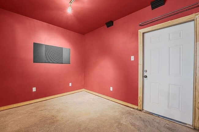 Building Photo - 5508 E County Rd 60