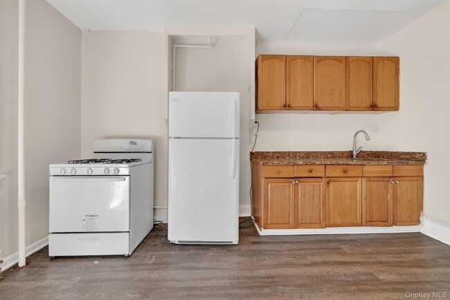 Building Photo - 74 Oak St