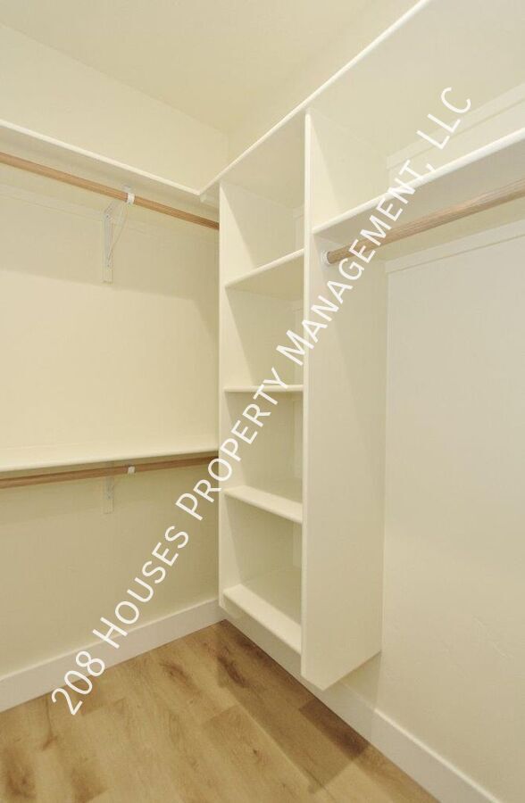 Building Photo - Immaculate Apartment *75% Off First Months...