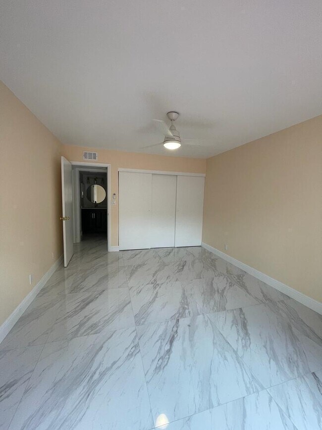 Building Photo - 616 Executive Center Dr