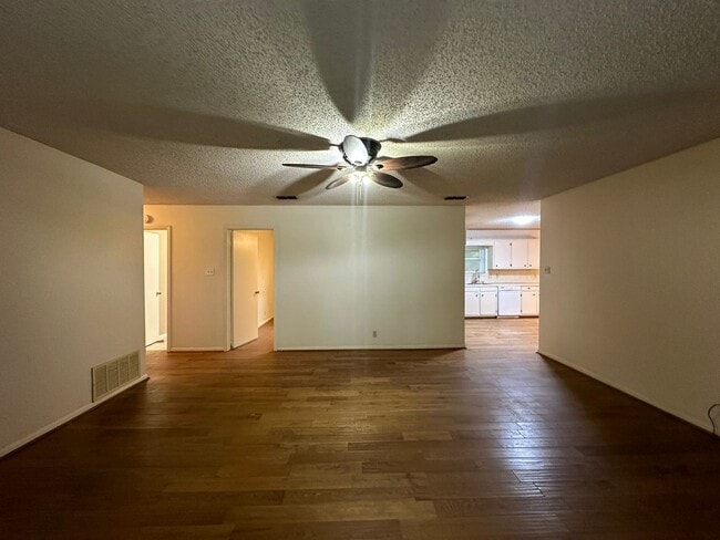 Building Photo - Coming Soon! 3 Bedroom 2 Bath in Whitehous...
