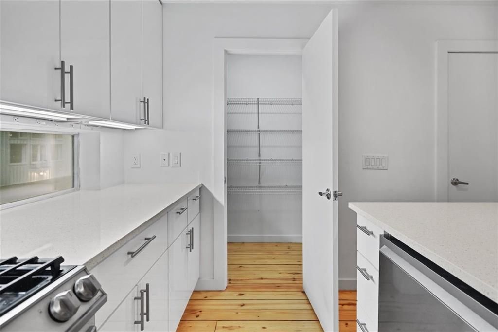 Building Photo - 920 Memorial Dr SE