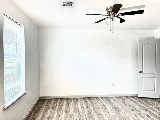 Building Photo - 1242 Chevy Chase Dr