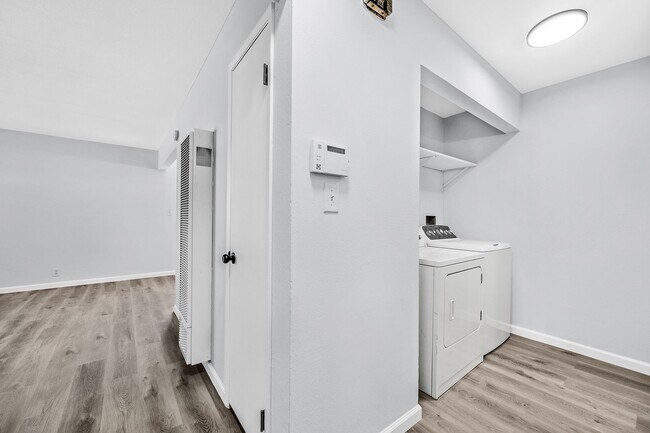 Building Photo - 3042 Maple Ave