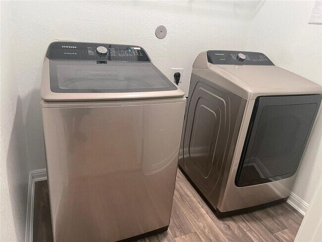 Building Photo - 309 Riverdale Dr