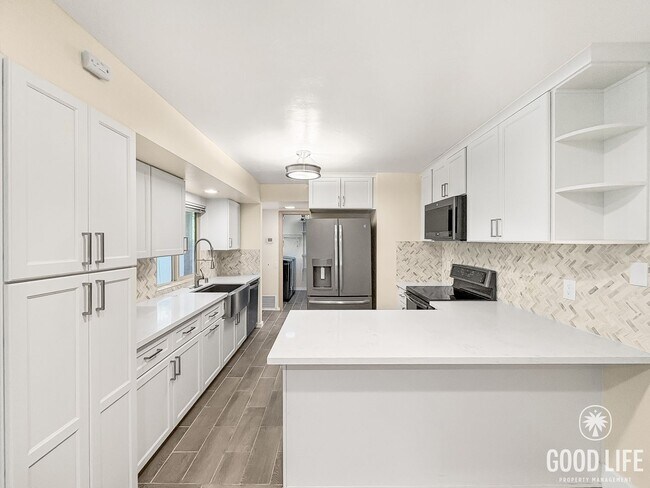 Building Photo - Peaceful and Spacious 3B/3BA condo with La...