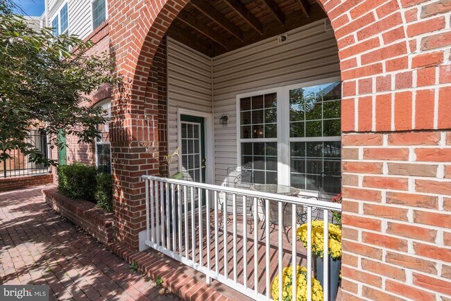 Building Photo - 4950 Brenman Park Dr