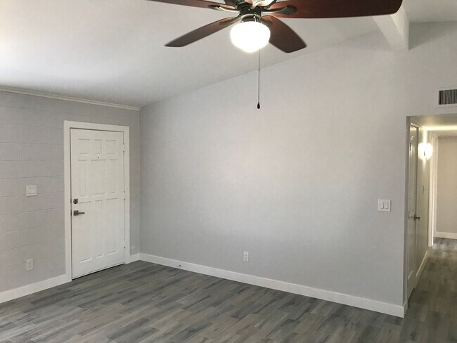 Building Photo - 3 bedroom updated Townhome