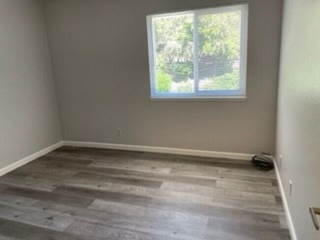 Building Photo - -Spacious 4 Bed 2.5 Bath, House, with Hew Hardwood Floors throughout -