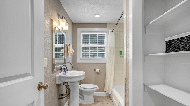 Building Photo - Charming 2-bedroom, 1-bathroom apartment!