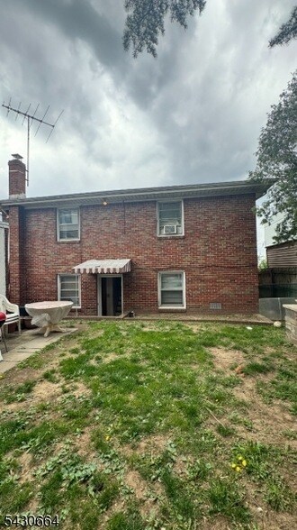 Building Photo - 270 10th St