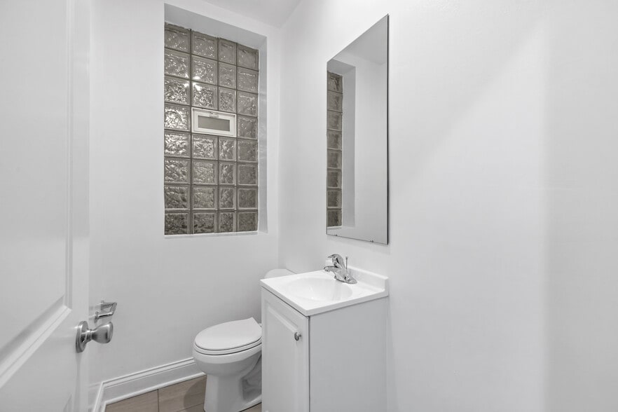 Building Photo - 908 W Montrose Ave