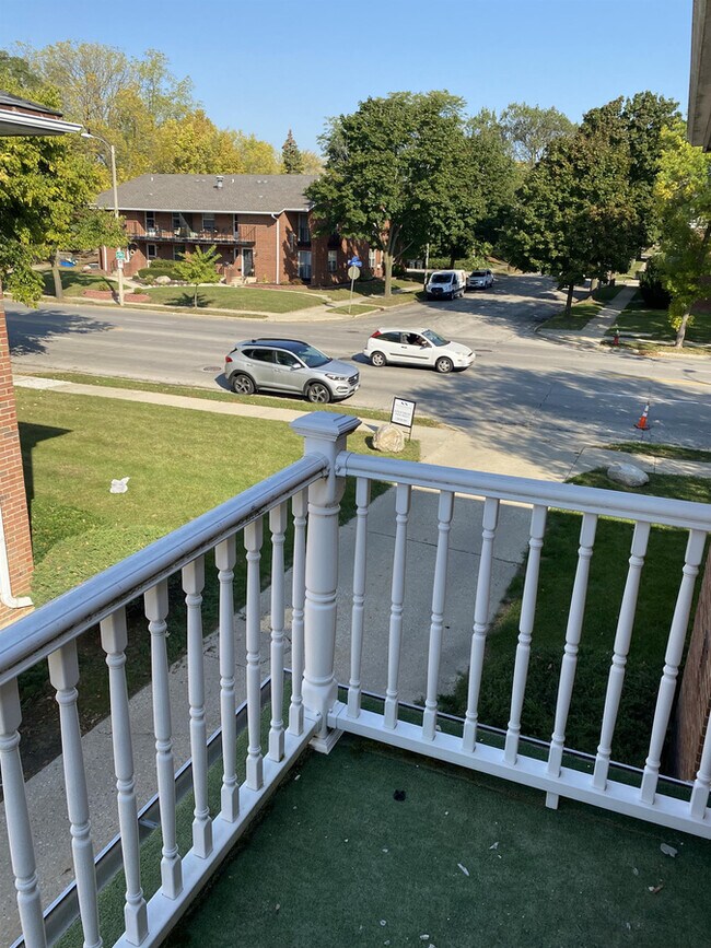 Building Photo - 9421 W North Ave