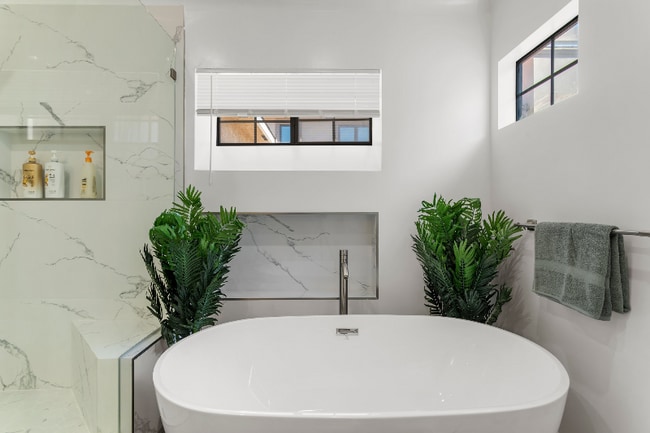 Building Photo - 1015 E Verdugo Ave