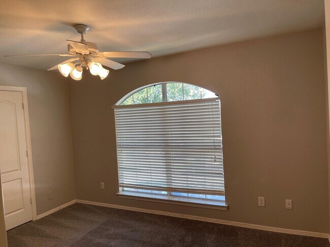 Building Photo - 412 Central Park Dr