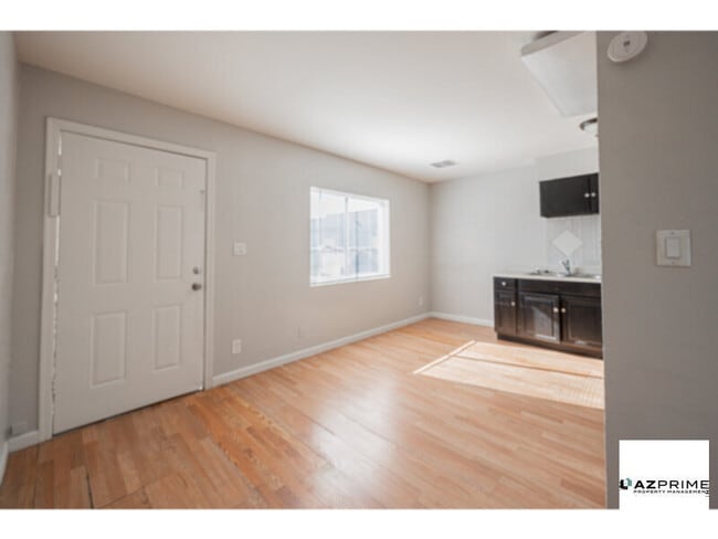 Building Photo - MOVE IN SPECIAL / FREE FIRST MONTH RENT! S...