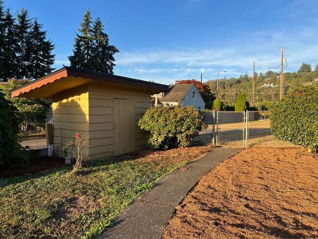 Building Photo - Rental ranch rambler - 3 bed, 2.5 bath, 2 ...