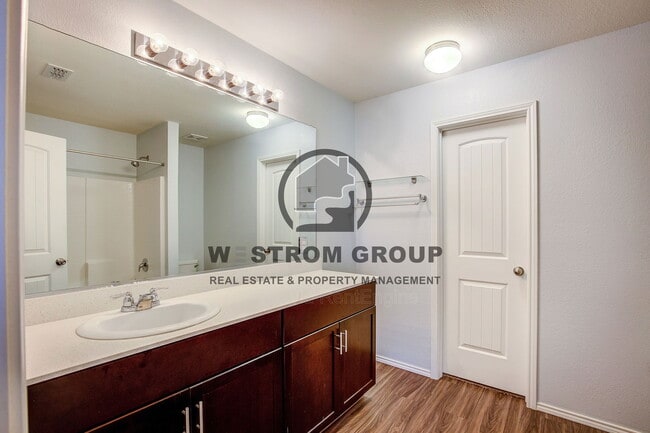 Building Photo - 404 Falling Star Dr