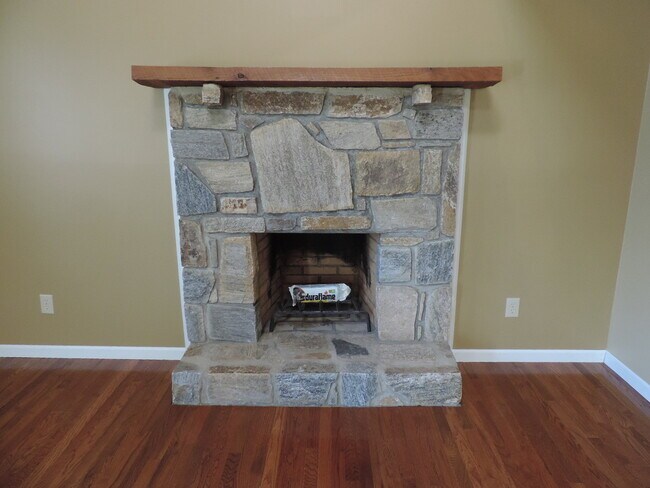Building Photo - 404 Wintergreen Dr