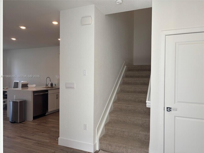 Building Photo - 146 SW 170th Ave