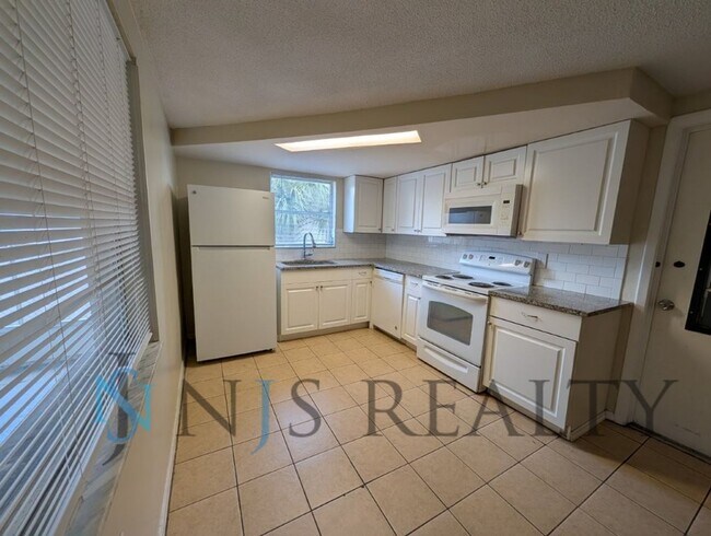 Building Photo - REDUCED!!!!  True 3 Bed~2 Bath~with garage. Over 1,000 sq ft, with updated kitchen & bathrooms, l...