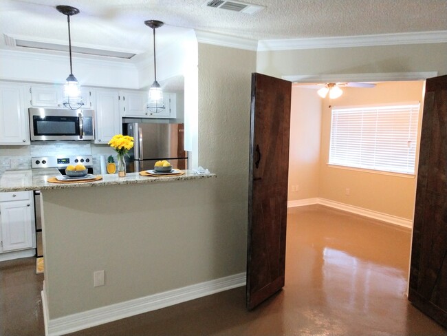 Building Photo - $1495 – 2 Bed / 1 Bath Condominium in cent...