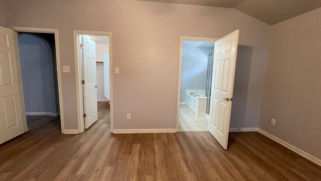 Large master unit with walk-in closet and bug bathroom - 1316 Alpine Mountain Dr