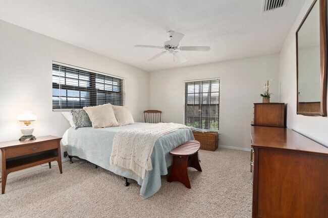 Building Photo - 130 Queen Catherina Ct