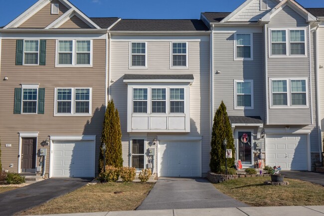 Primary Photo - 3 bed, 2full/2 half bath Townhome in Marti...