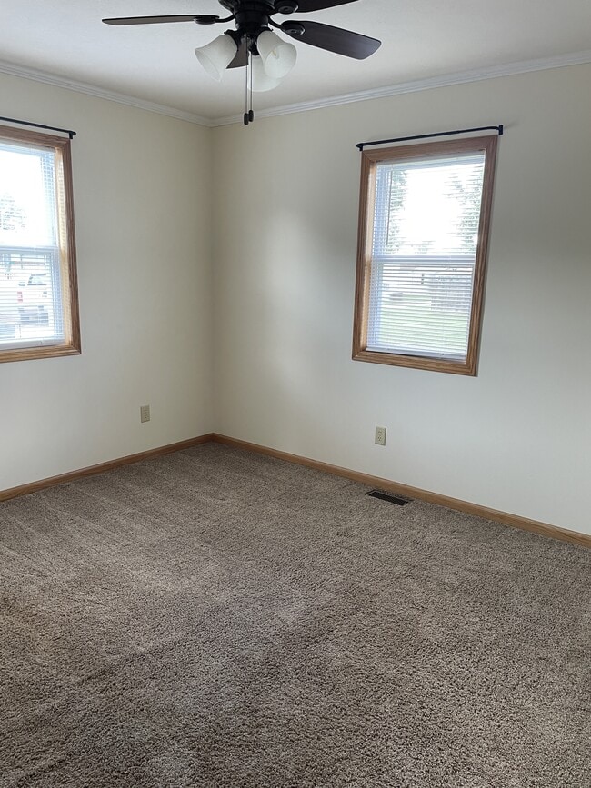 Building Photo - 206 W Albro St