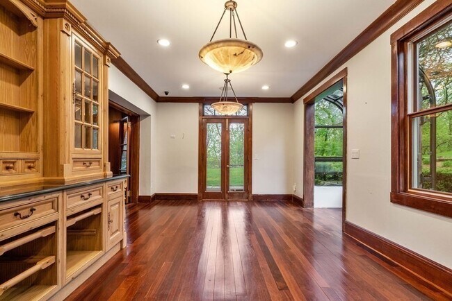 Building Photo - 12 Summit Rd