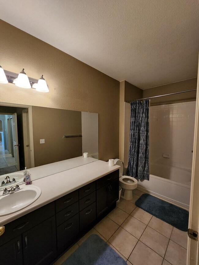 Building Photo - 2 Bed 2 Bath Condo With Balcony!