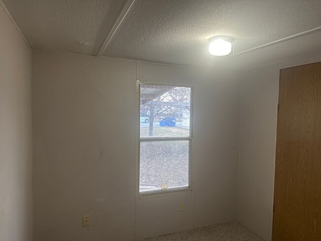 Building Photo - Quaint 2 BR/1BA mobile home located in downtown Divernon!