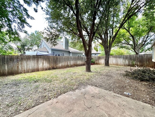 Building Photo - 3/BR 2/BA Home with Natural Light, Big Bac...