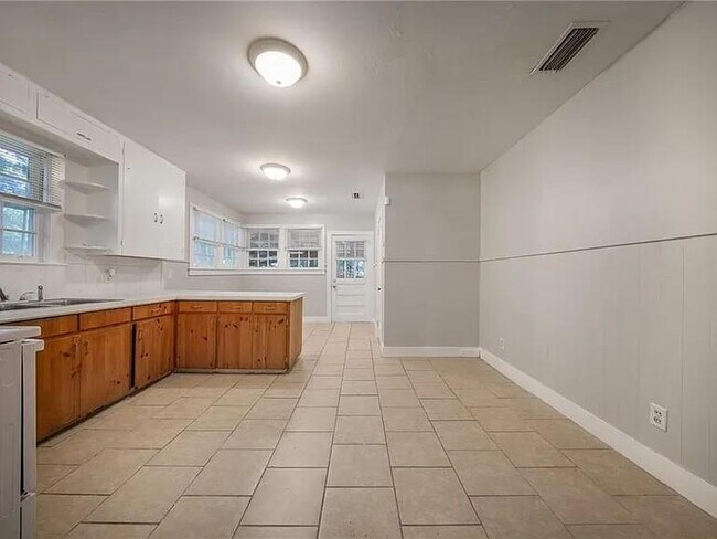 Building Photo - 2407 Juanita St