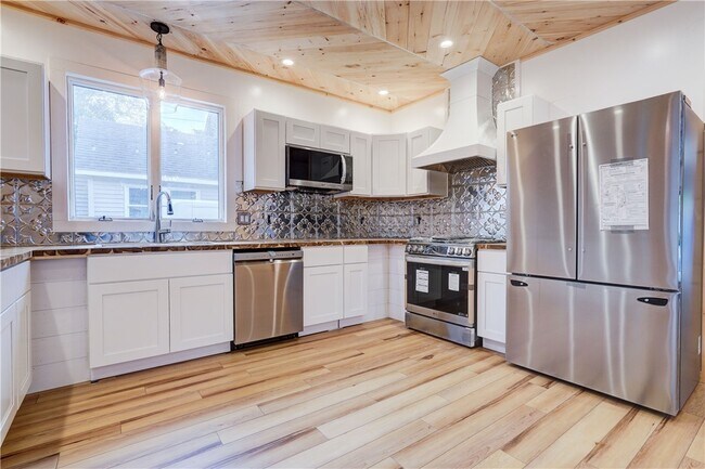 Building Photo - 413 Caroline St