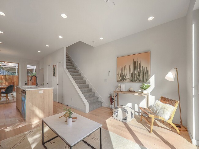 Building Photo - Stunning Townhome-Style Unit with Washer/D...