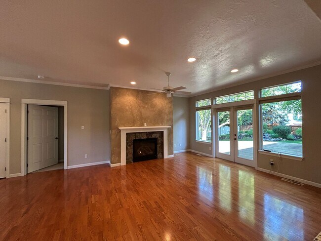 Building Photo - Well Maintained 3 Bedroom / 2 Bathroom Hom...