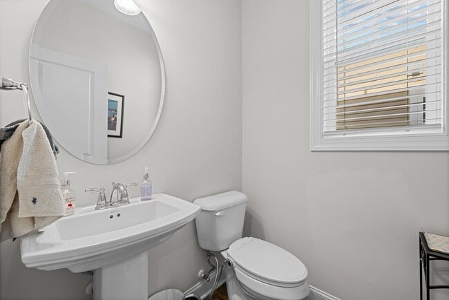 Building Photo - Like new townhome in Wykoff!